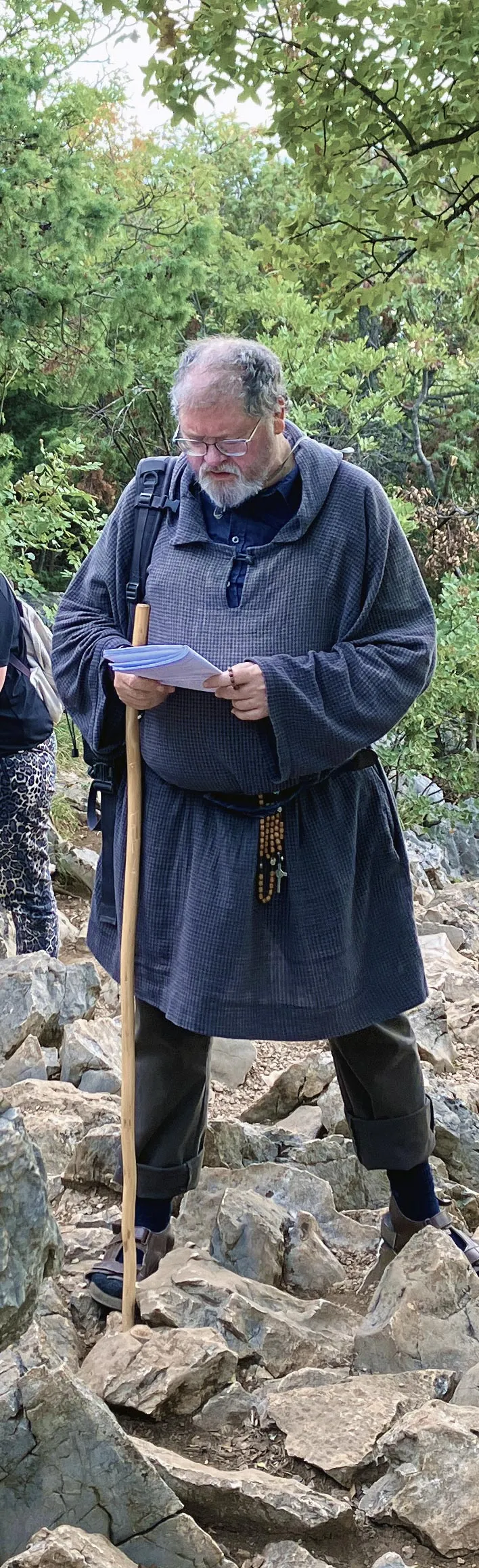 Overweging bij een kruiswegstatie op de Križevac van Međjugorje