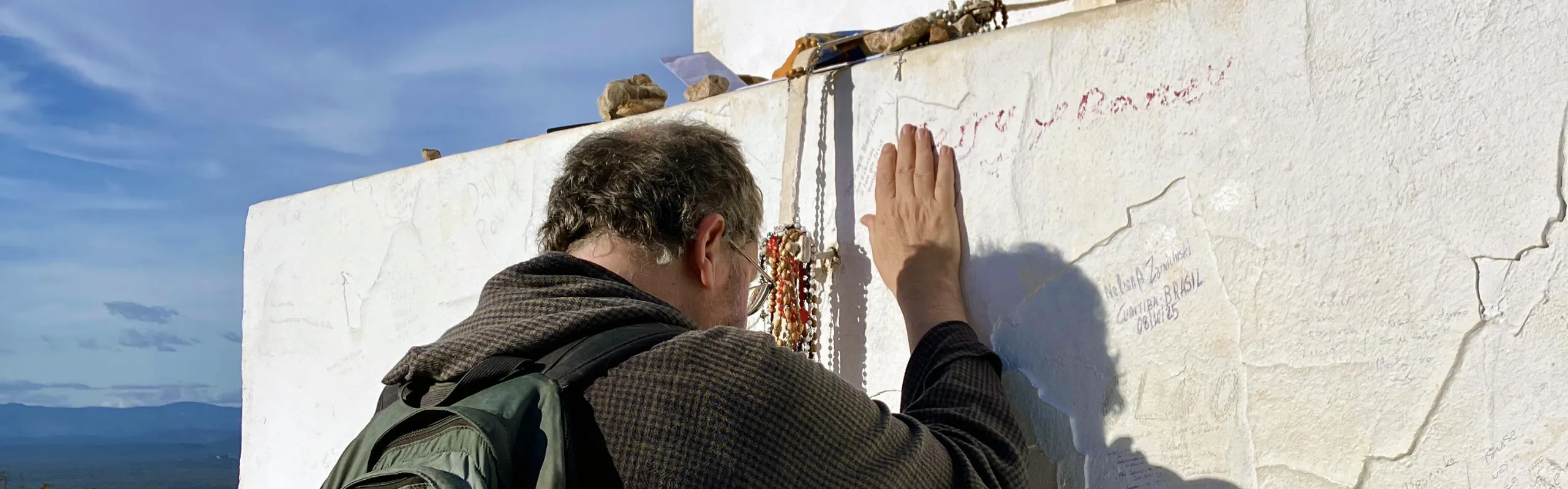 In gebed op de Kruisberg Križevac van Međjugorje